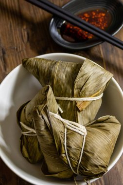 Zongzi, ejderha teknesi festivali ve kırmızı biber için geleneksel bir yemek.