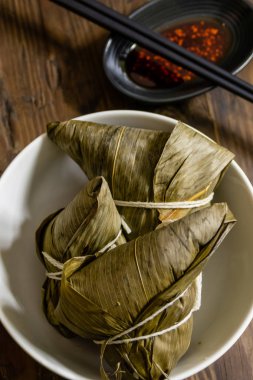 Zongzi, ejderha teknesi festivali ve kırmızı biber için geleneksel bir yemek.