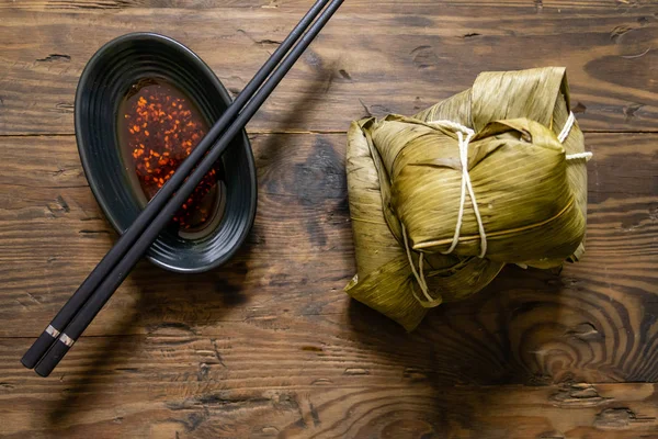Zongzi, une nourriture traditionnelle pour le festival du bateau dragon et du chili — Photo