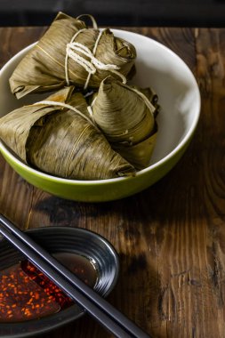 Zongzi, ejderha teknesi festivali ve kırmızı biber için geleneksel bir yemek.