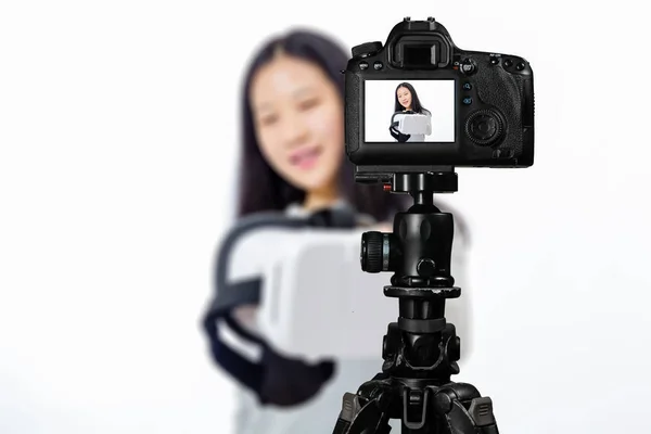 Concentre-se na vista ao vivo na câmera no tripé, menina adolescente com borrão — Fotografia de Stock