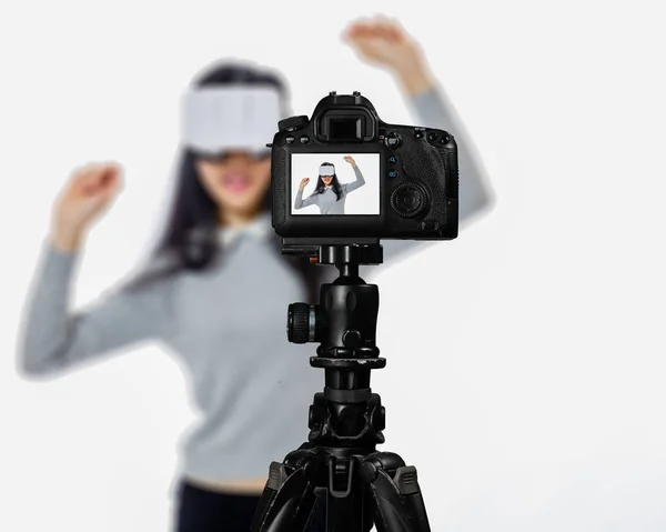 Céntrate en la vista en vivo en la cámara en el trípode, chica adolescente con desenfoque — Foto de Stock