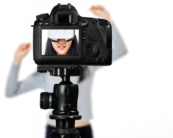 Concentre-se na vista ao vivo na câmera no tripé, menina adolescente com borrão — Fotografia de Stock