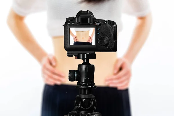 Focus op Live View op de camera op statief, tiener meisje met Blur — Stockfoto