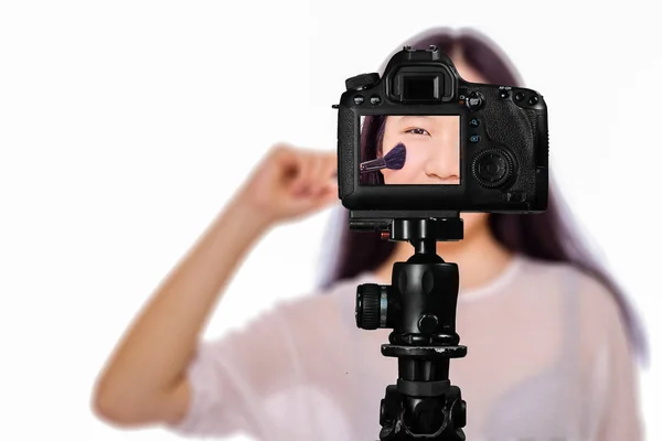 Soustřeďte se na živý pohled na kameru na stativu, dospívající dívka s rozostřením — Stock fotografie
