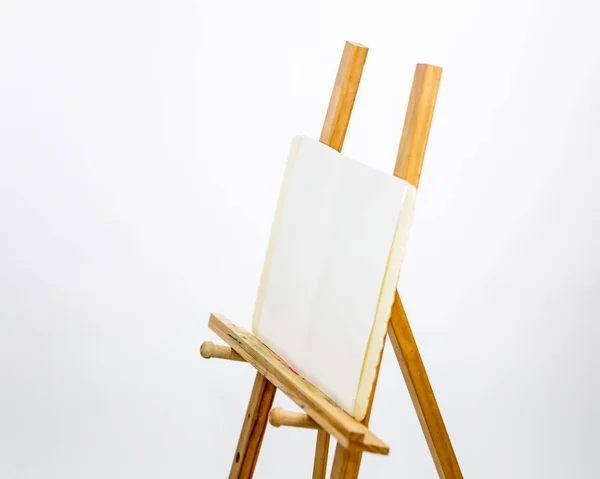 Мольберт художника для живопису на білому тлі — стокове фото