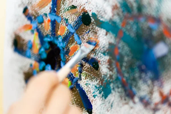 Artist painting on an easel — Stock Photo, Image