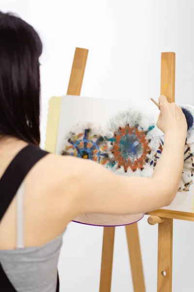 Artist painting on an easel — Stock Photo, Image