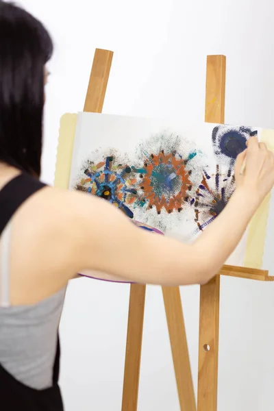 Artist painting on an easel — Stock Photo, Image