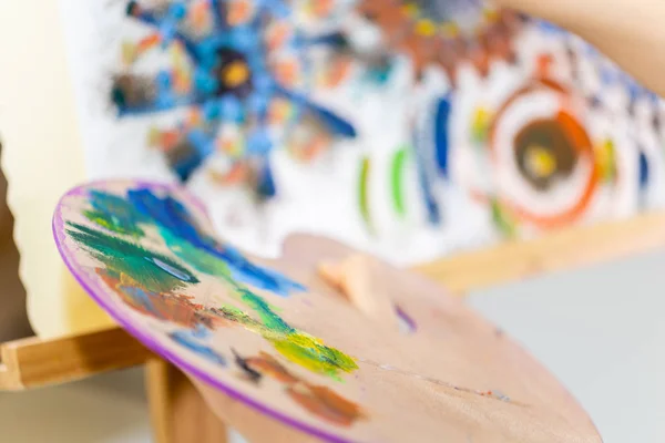 Artist painting art, selective focus close-up on palette — Stock Photo, Image