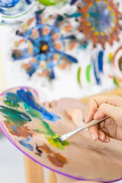 Artist painting art, selective focus close-up on palette — Stock Photo, Image