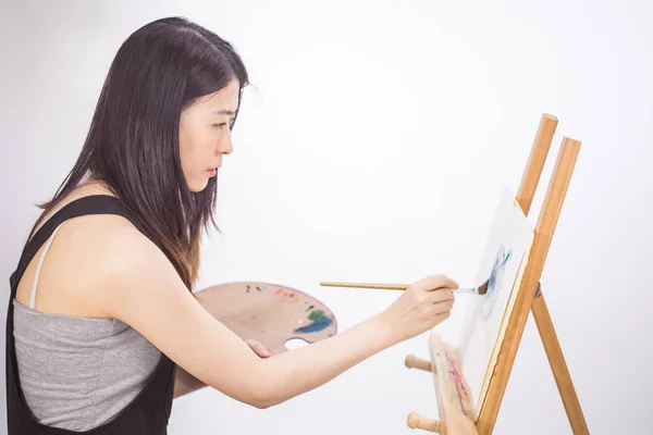 亚裔美国人艺术家画在画架上 — 图库照片