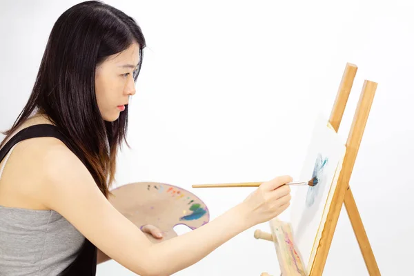 亚裔美国人艺术家画在画架上 — 图库照片