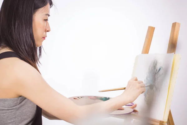 Artista asiático-americano pintando sobre un caballete — Foto de Stock