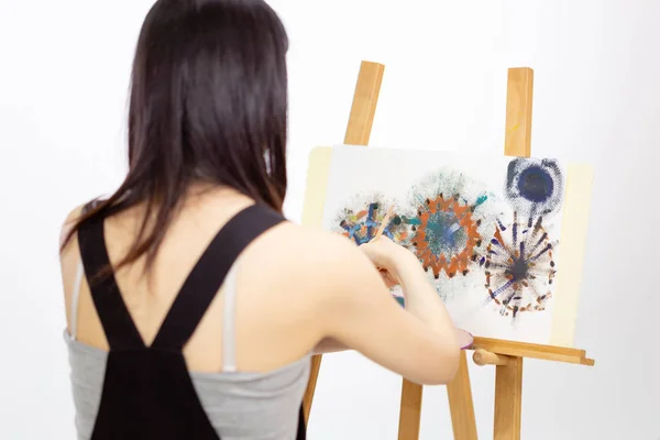 Artist painting on an easel — Stock Photo, Image