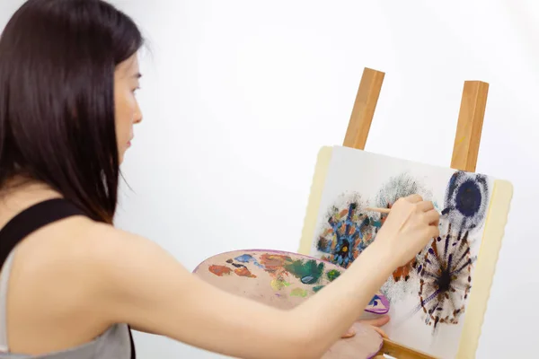 Artist painting on an easel — Stock Photo, Image