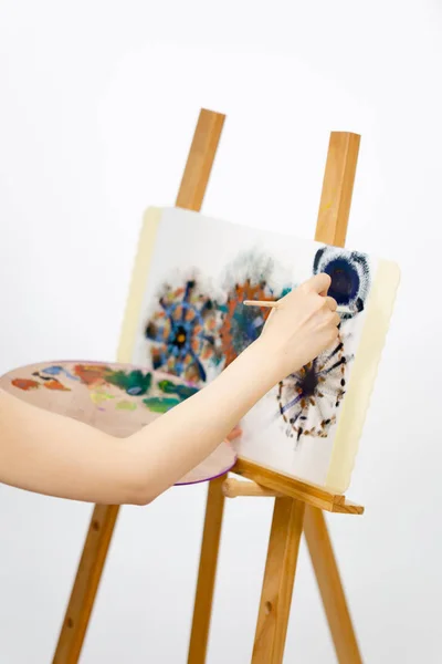 Artist painting on an easel — Stock Photo, Image