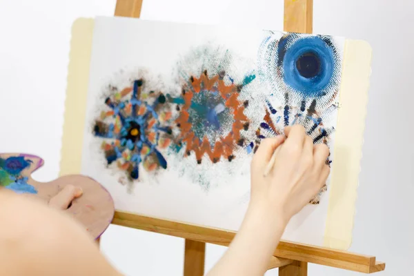 Artist painting on an easel — Stock Photo, Image