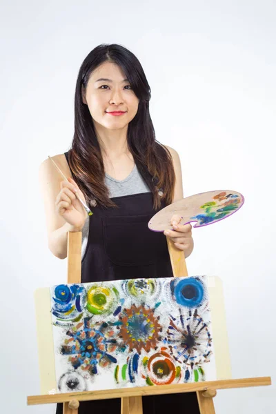 Artista sosteniendo paleta de pintura y pincel — Foto de Stock
