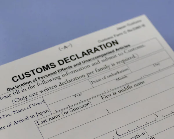 Форма таможенной декларации на стойке регистрации — стоковое фото