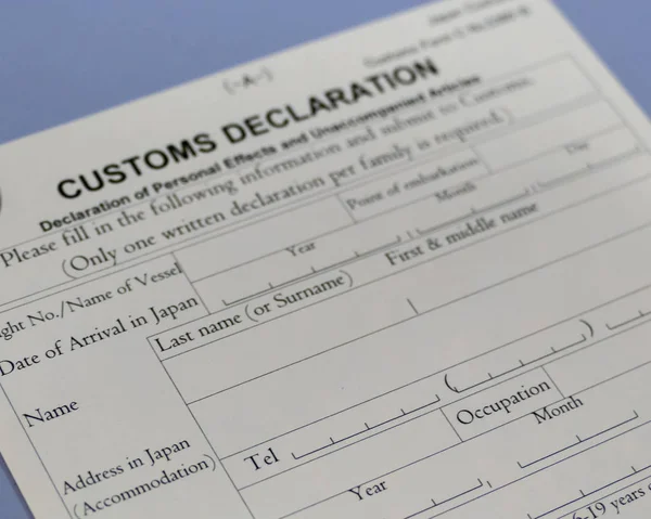 Formulário de declaração aduaneira no balcão do aeroporto — Fotografia de Stock