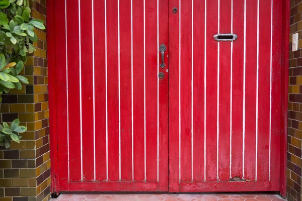 Czerwony drewniany Panel drzwi podwójne z gniazdem pocztowym — Zdjęcie stockowe