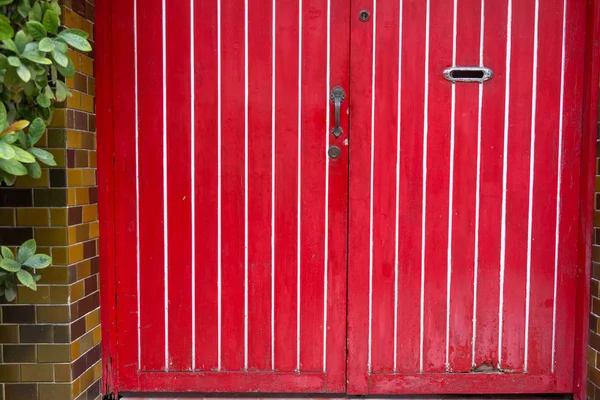 Czerwony drewniany Panel drzwi podwójne z gniazdem pocztowym — Zdjęcie stockowe