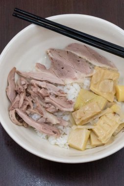 Pirinç ile Çin tarzı haşlanmış kaz