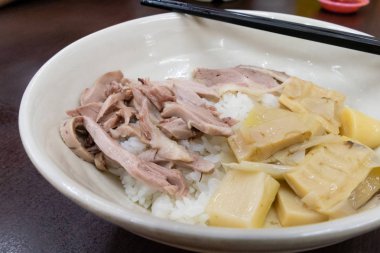 Pirinç ile Çin tarzı haşlanmış kaz