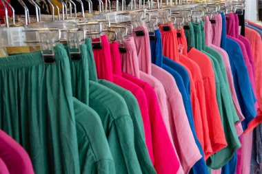 Askıda renkli giysi sırası