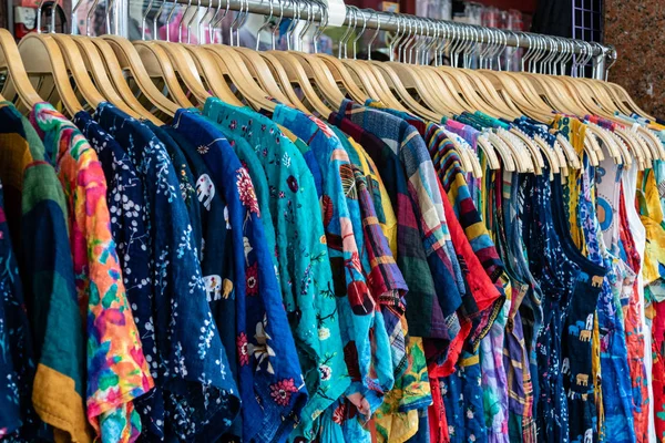 Fila colorida de roupas em cabides — Fotografia de Stock