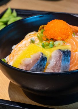 Balık yumurta ve pirinç ile Sashimi kase