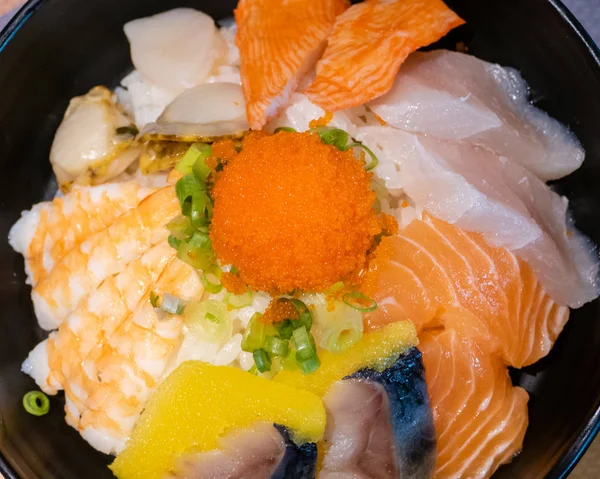 Чаша сашими с рыбными яйцами и рисом — стоковое фото