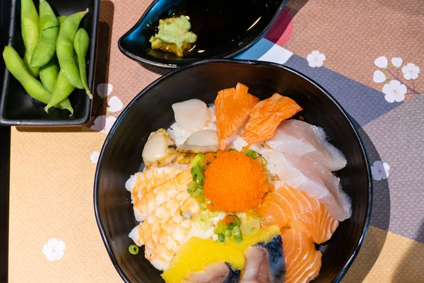 Balık yumurta ve pirinç ile Sashimi kase — Stok fotoğraf