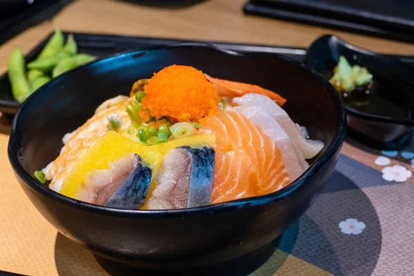 Sashimi tigela com ovos de peixe e arroz — Fotografia de Stock