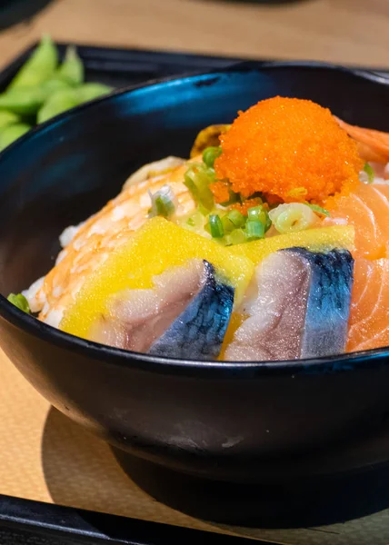 Balık yumurta ve pirinç ile Sashimi kase