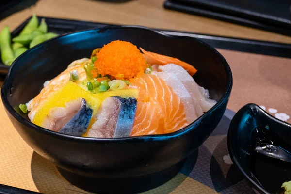 Sashimi tigela com ovos de peixe e arroz — Fotografia de Stock