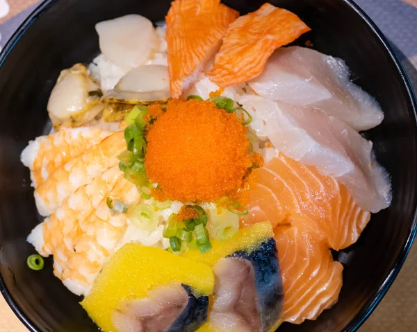 Sashimi tigela com ovos de peixe e arroz — Fotografia de Stock