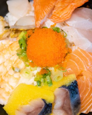 Balık yumurta ve pirinç ile Sashimi kase