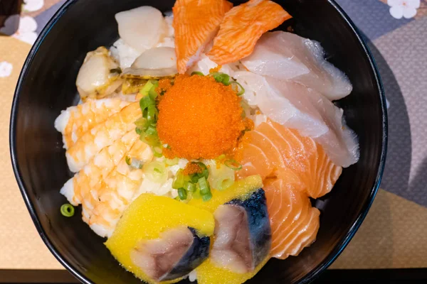Чаша сашими с рыбными яйцами и рисом — стоковое фото