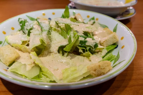 Groene blad salade met croutons — Stockfoto