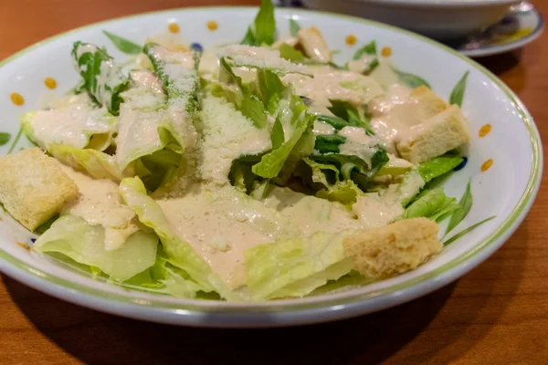 Groene blad salade met croutons — Stockfoto