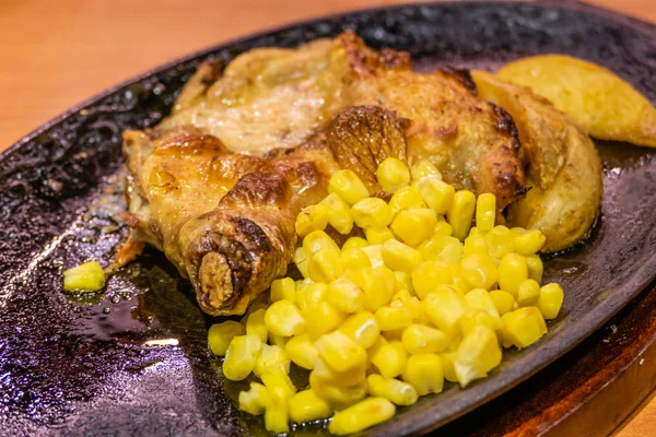 Huhn, Pommes und Mais im Teller — Stockfoto