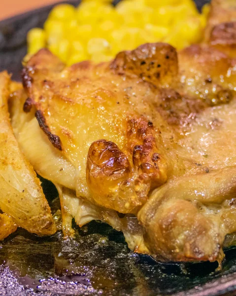 Tavuk, patates kızartması ve tabakta mısır — Stok fotoğraf