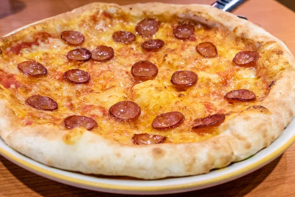 Pizza de chorizo con queso —  Fotos de Stock