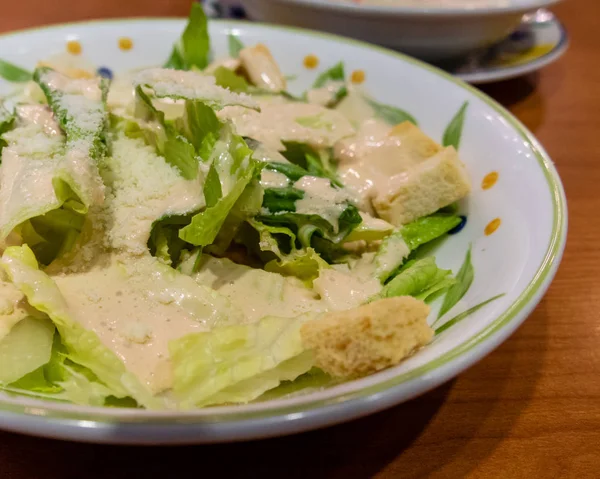 Salada folhosa verde com croutons — Fotografia de Stock