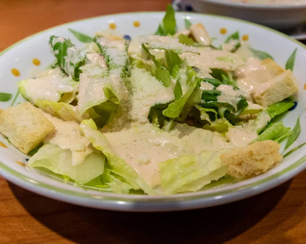 Groene blad salade met croutons — Stockfoto