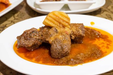 Tabakta Myanmar kuzu köri