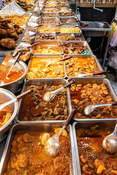 Variedade de curries birmaneses em bandejas de cozinha — Fotografia de Stock