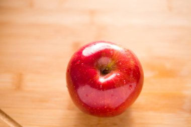 Kesme tahtası üzerinde kırmızı elma